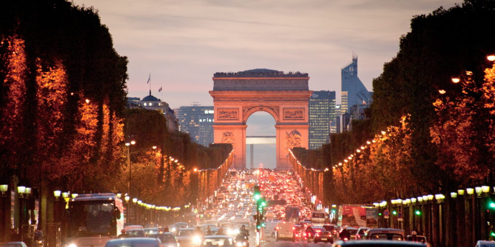looking down the avenue des champs elysees wallpaper c2e549fb40f979d33ada8e03444bf416